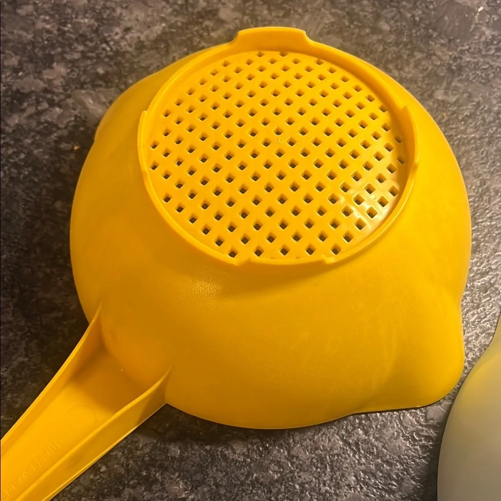 Vintage Tupperware Yellow and Light Blue Strainer Set. 7&8 inch